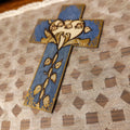 Croix en bois « Feuillage cœur bleu & Fleur pyrogravée »