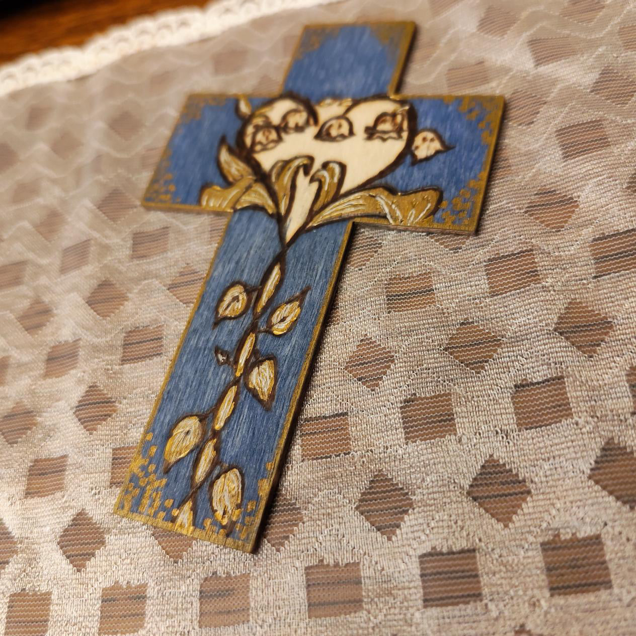 Croix en bois « Feuillage cœur bleu & Fleur pyrogravée »