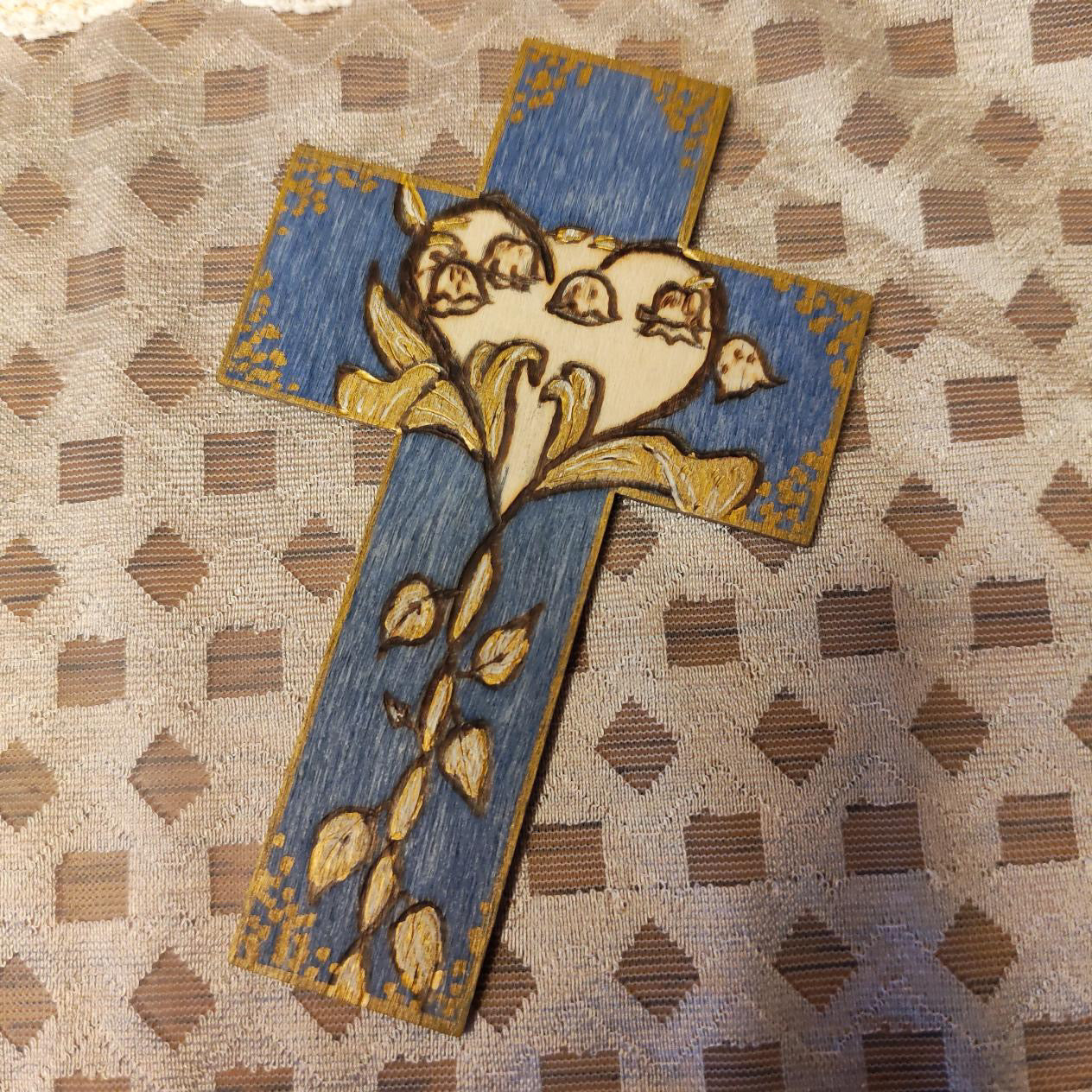 Croix en bois « Feuillage cœur bleu & Fleur pyrogravée »
