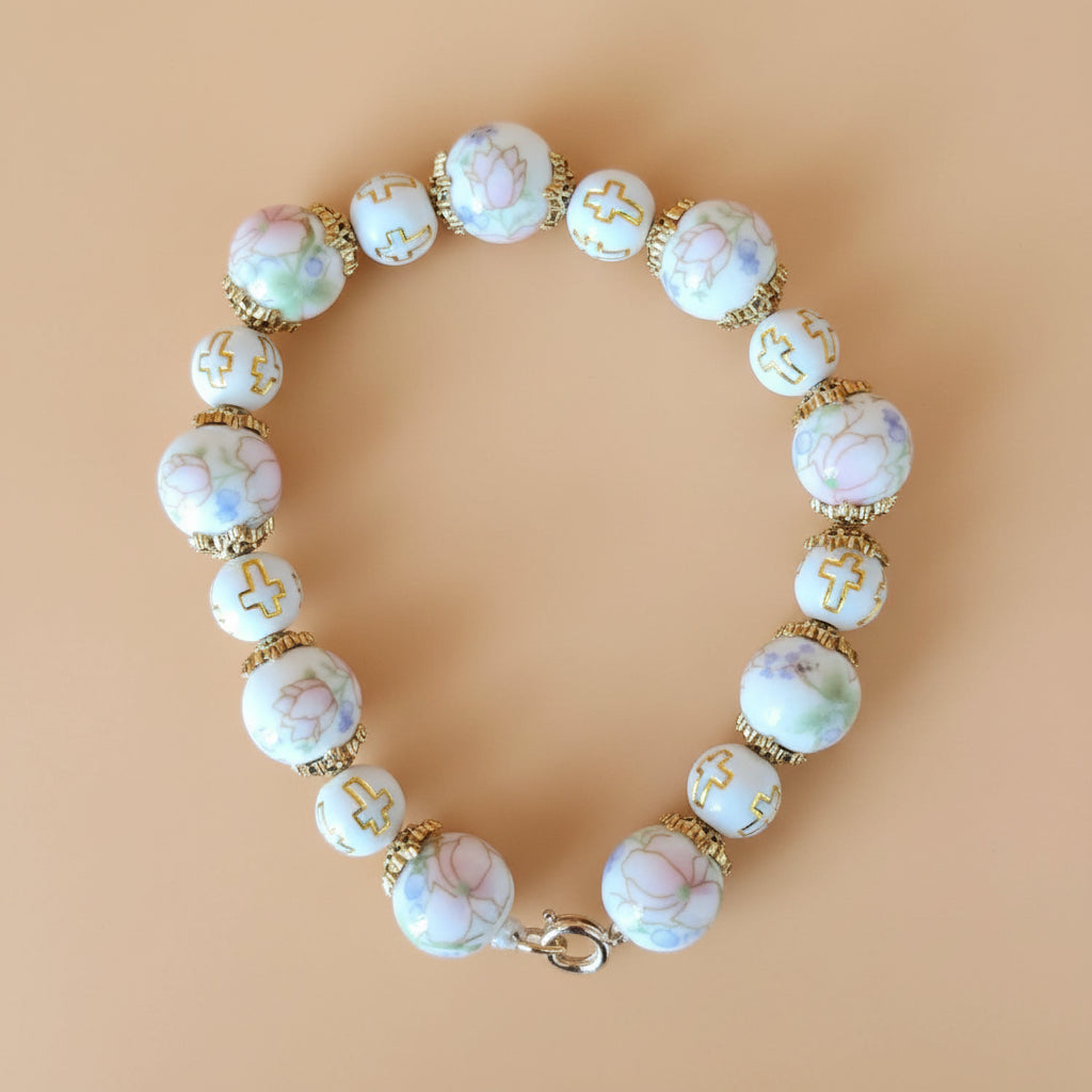 Bracelet Fleurs pastel et croix gravée