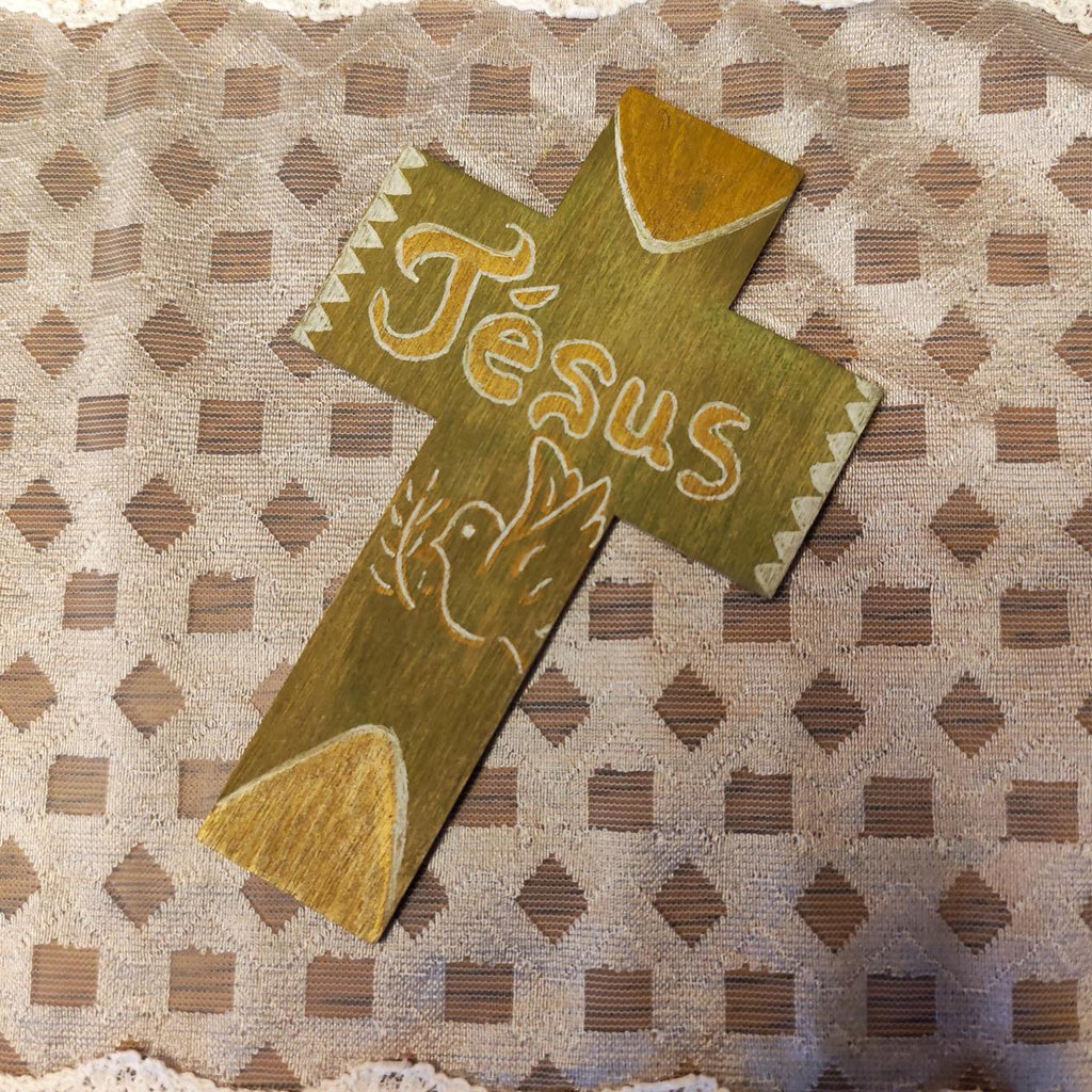 Croix en bois - Jésus à la colombe fleurie
