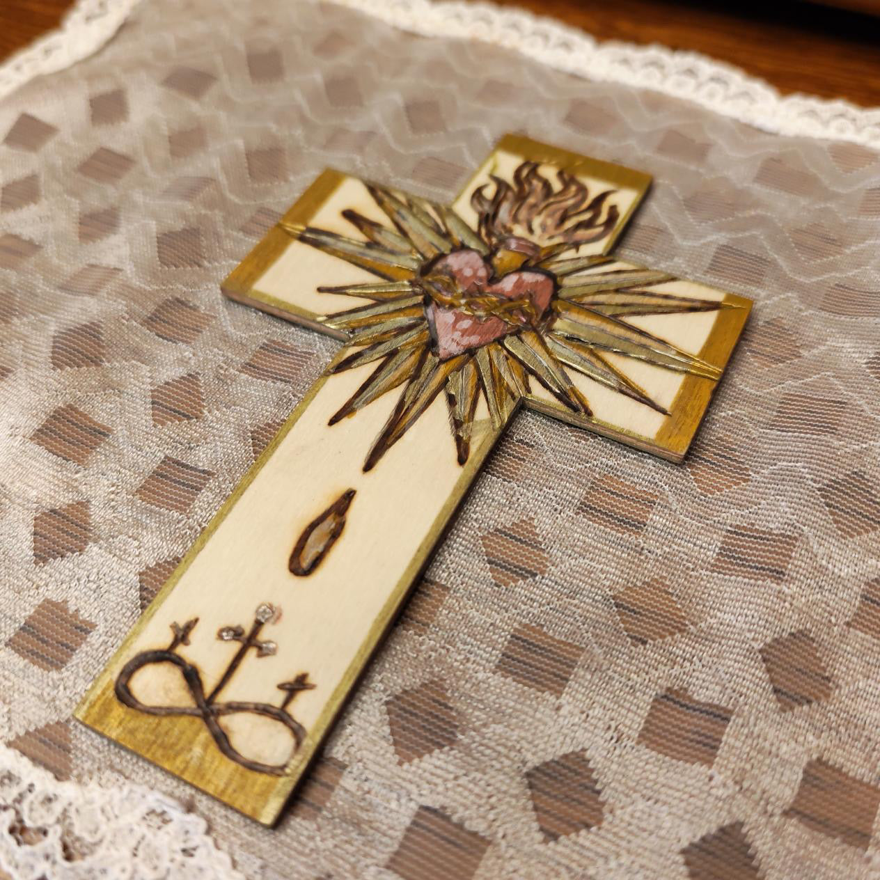 Croix en bois - Sacré-Coeur doré & Colombe fleurie