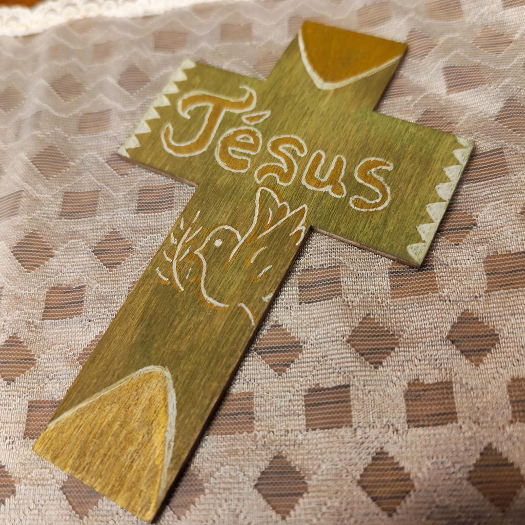 Croix en bois - Jésus à la colombe fleurie