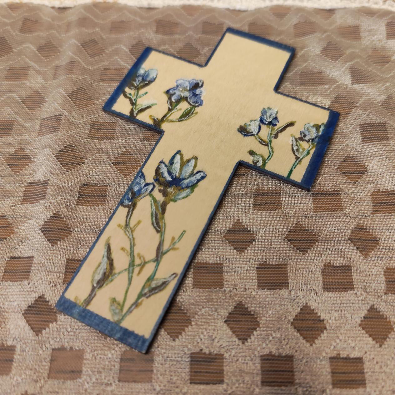 Croix en bois - Petites fleurs bleues & Grande fleur multicolore