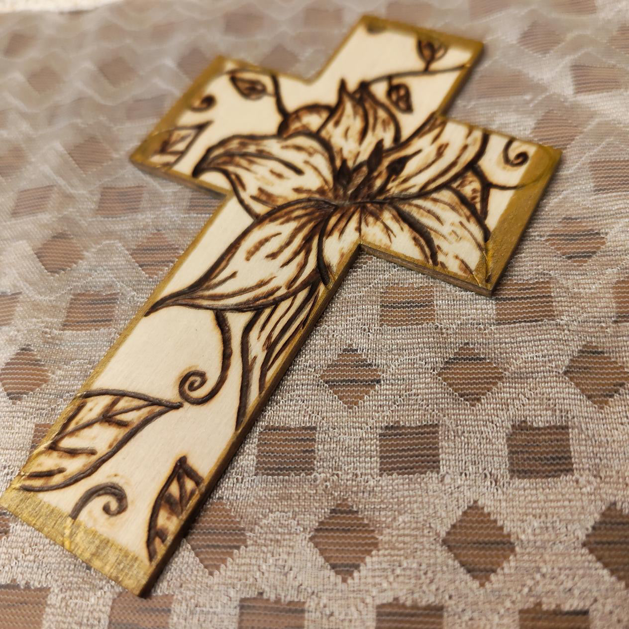 Croix en bois « Feuillage cœur bleu & Fleur pyrogravée »
