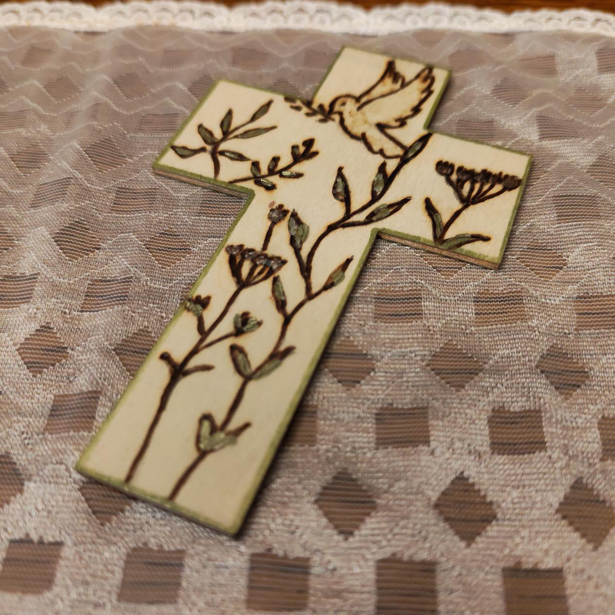 Croix en bois - Sacré-Coeur doré & Colombe fleurie